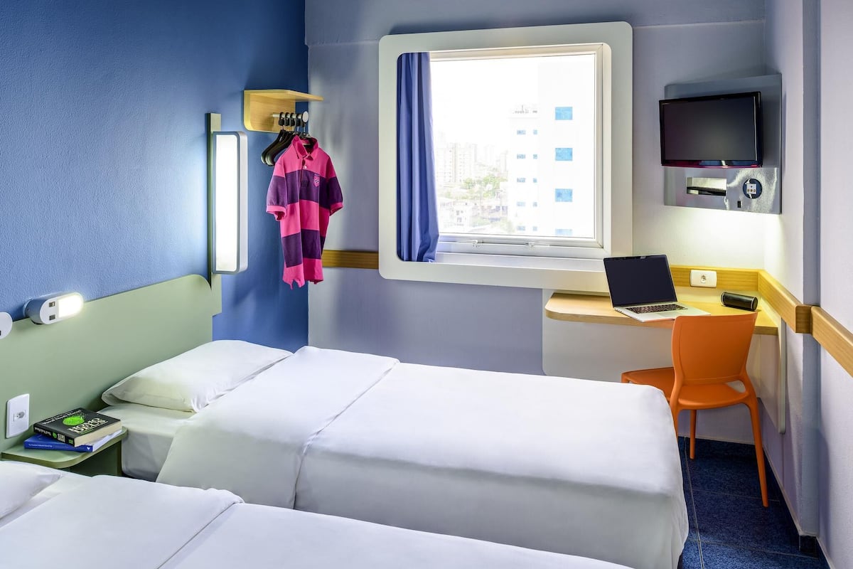 Standard Room, 2 Twin Beds | Desk, free WiFi