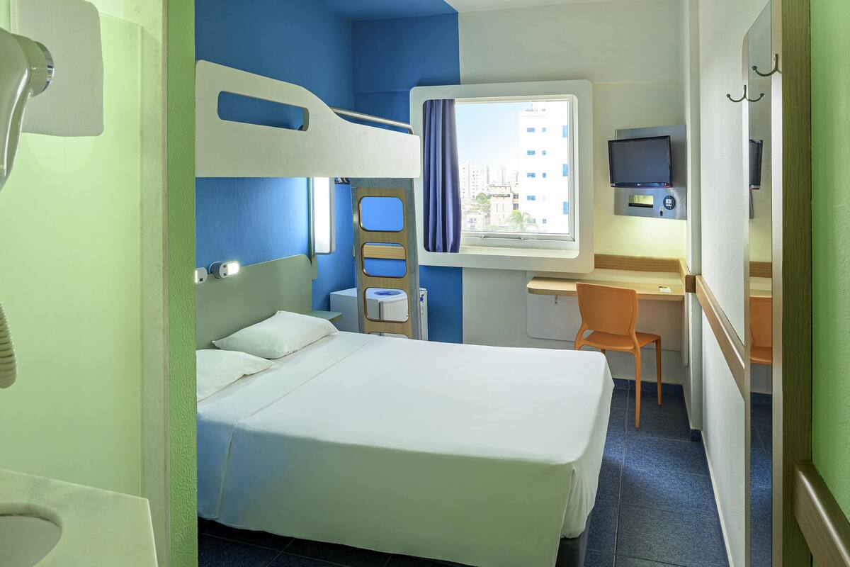 Quarto superior, várias camas | Escrivaninha, Wi-Fi de cortesia