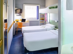 Apartment, 3 Single Beds | Desk, free WiFi