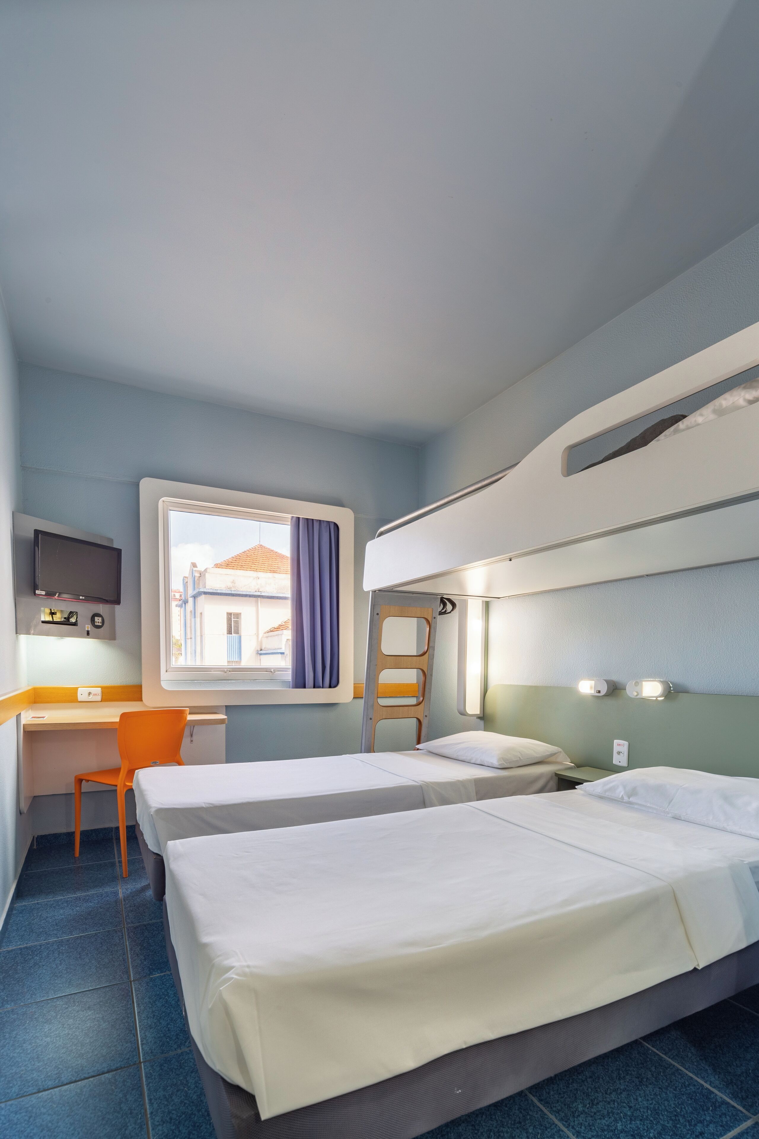 Apartment, 3 Twin Beds | Desk, free WiFi