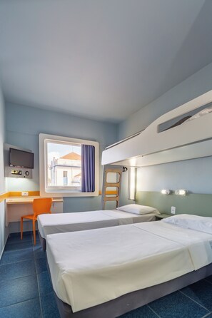 Apartamento, 3 camas de solteiro | Escrivaninha, Wi-Fi de cortesia