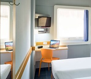 Apartment, 3 Twin Beds | Desk, free WiFi
