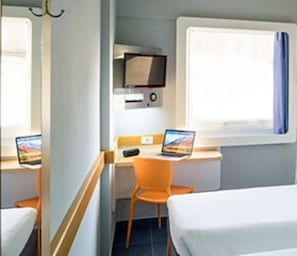 Apartment, 3 Twin Beds | Desk, free WiFi