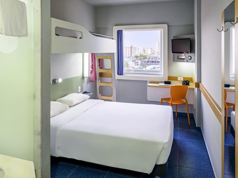 Rom (1 Double Bed and 1 Bunk Bed) | Skrivebord og wi-fi (inkludert)