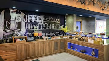 Desayuno buffet todos los dĂas (con cargo)