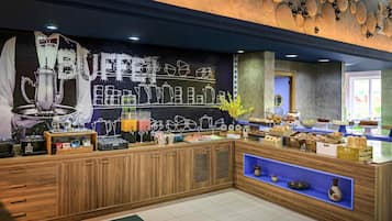 Daily buffet breakfast (BRL 40 per person)