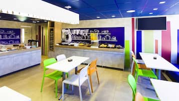 Buffet breakfast on weekends (BRL 37 per person)