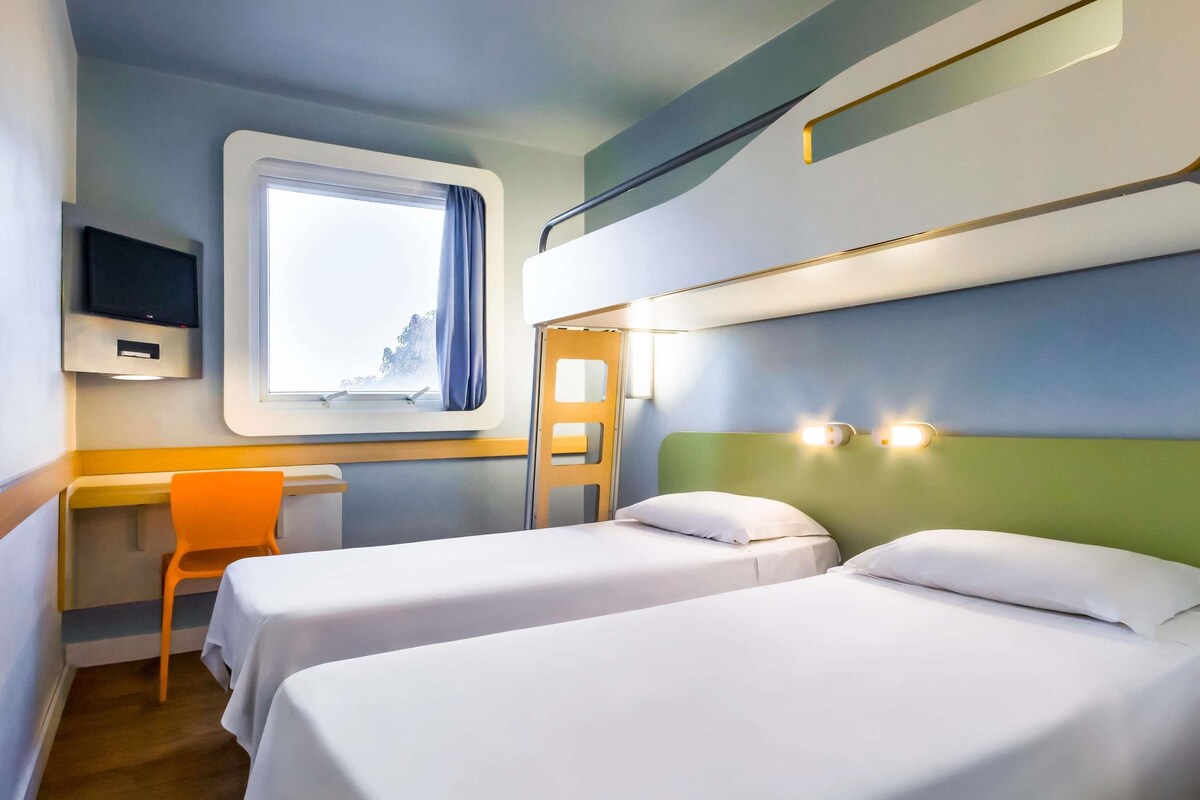 Room, 3 Single Beds | Desk, iron/ironing board, free WiFi