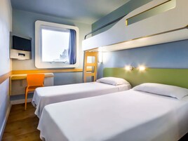 Habitación, 3 camas individuales | Escritorio, tabla de planchar con plancha, wifi gratis