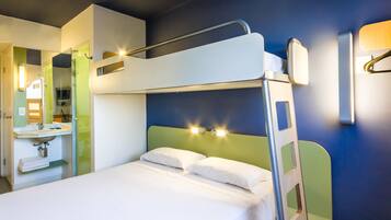 Quarto, 1 cama de casal | Escrivaninha, ferros/tábuas de passar roupa, Wi-Fi de cortesia