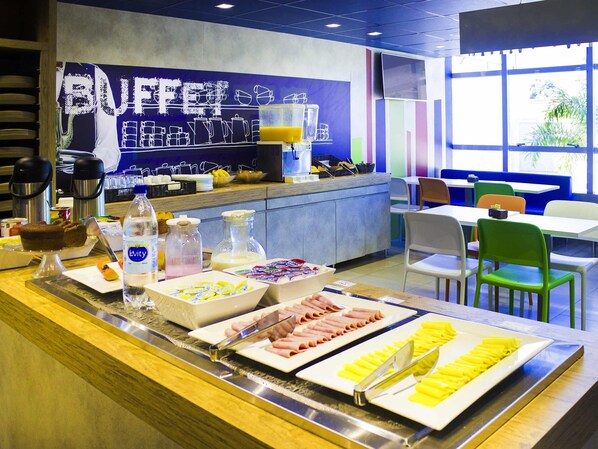 Café da manhã com buffet mediante uma taxa nos fins de semana