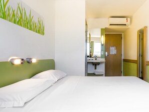 Habitación, 1 cama matrimonial | Escritorio, tabla de planchar con plancha y wifi gratis 