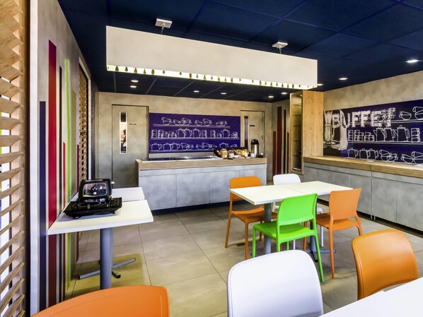 Café da manhã com buffet mediante uma taxa nos fins de semana