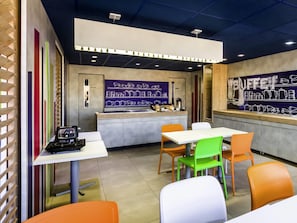 Petit déjeuner buffet servi les week-ends (37 BRL par personne)