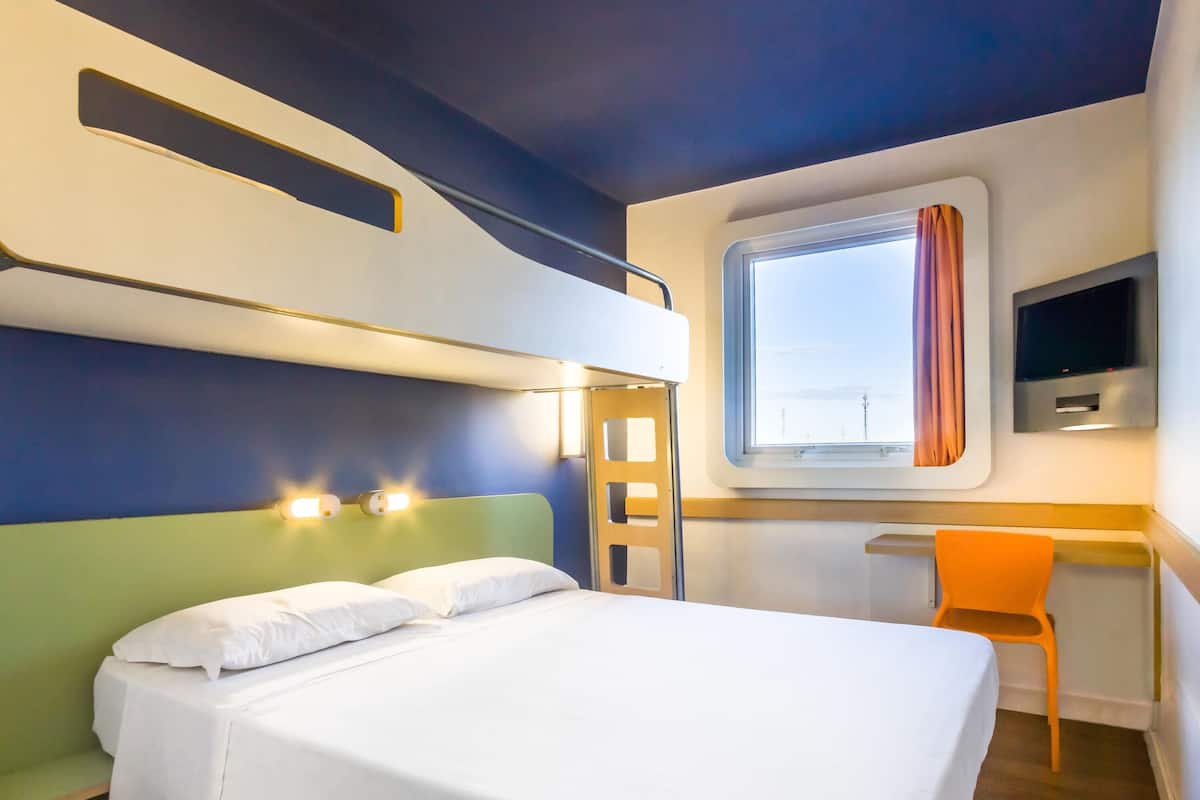 Rom, 1 dobbeltseng | Skrivebord, strykejern/-brett og wi-fi (inkludert)