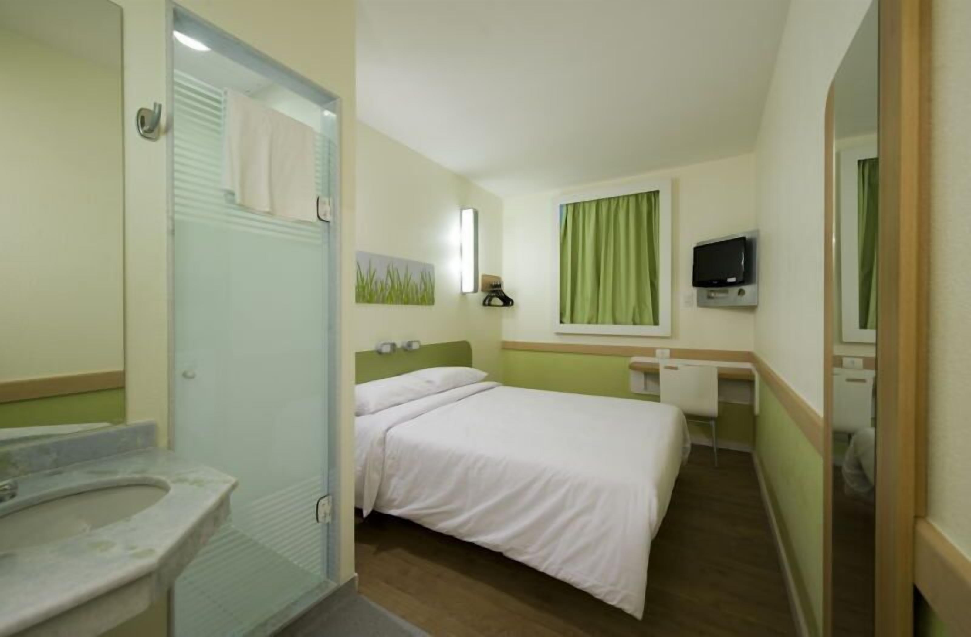 classic room, 1 double bed | in-room safe, desk, free wifi, bed sheets