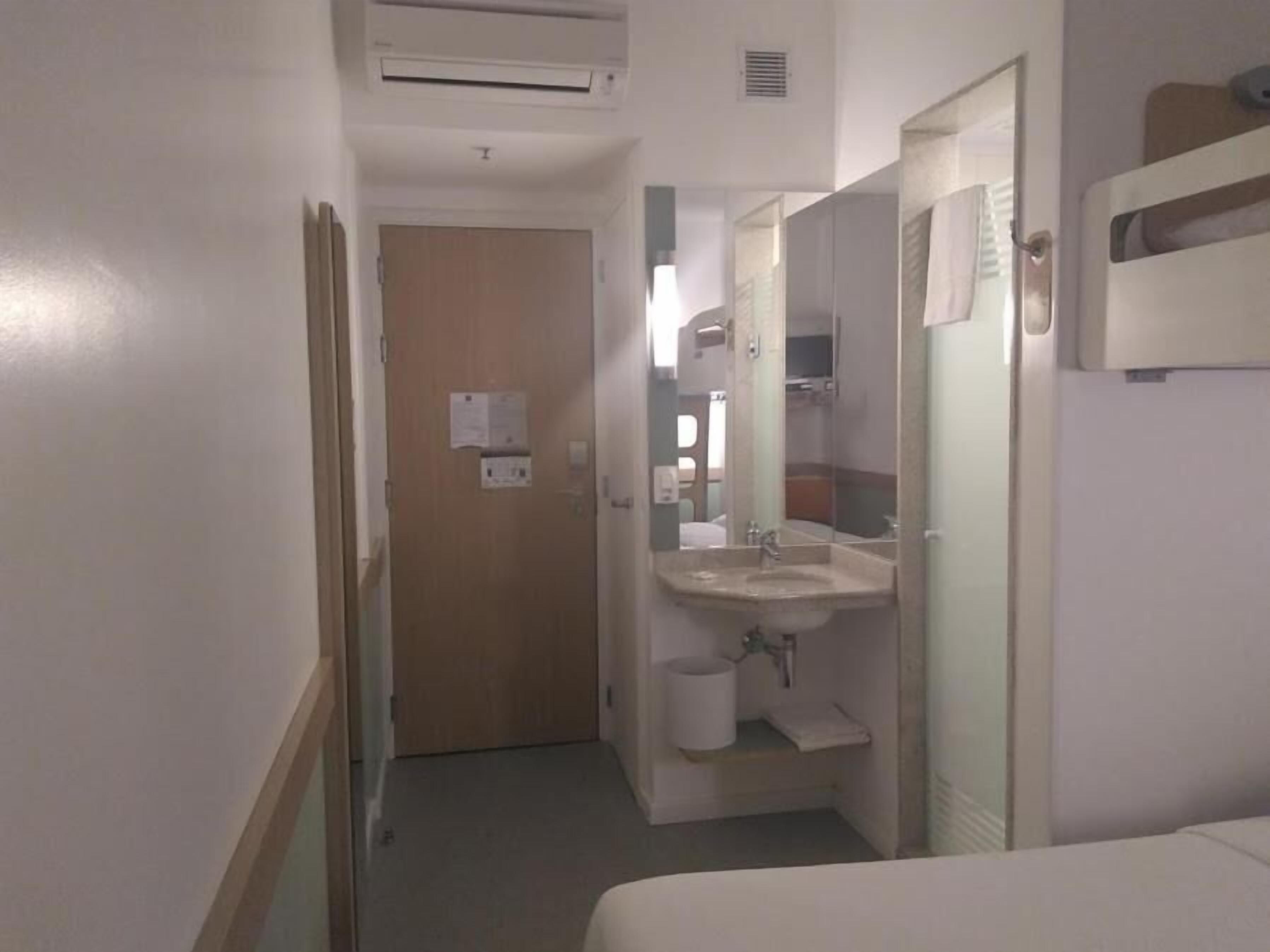 combined shower/bathtub, eco-friendly toiletries, towels