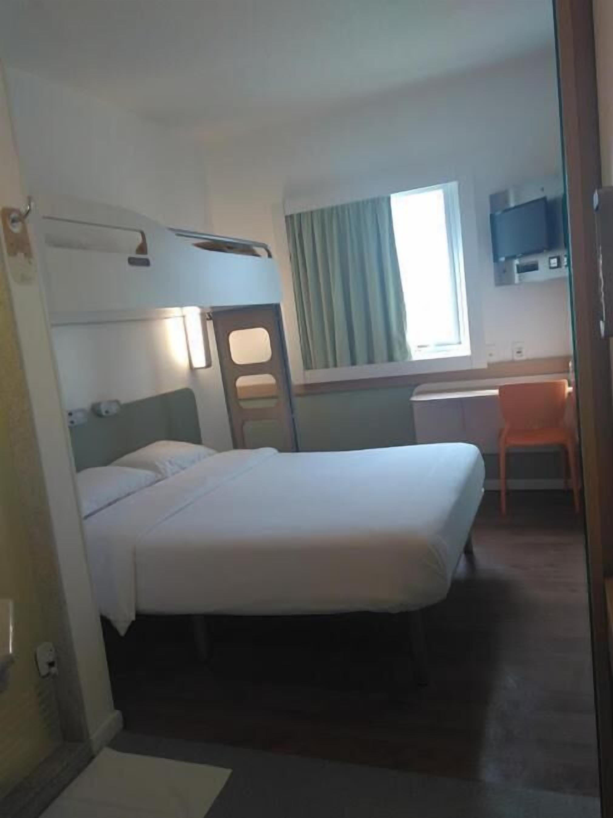 in-room safe, desk, free wifi, bed sheets