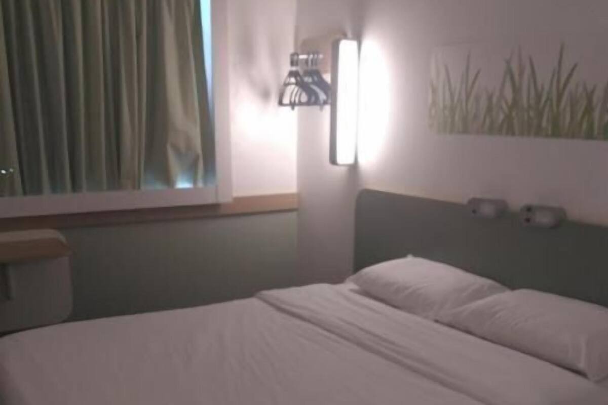 in-room safe, desk, free wifi, bed sheets