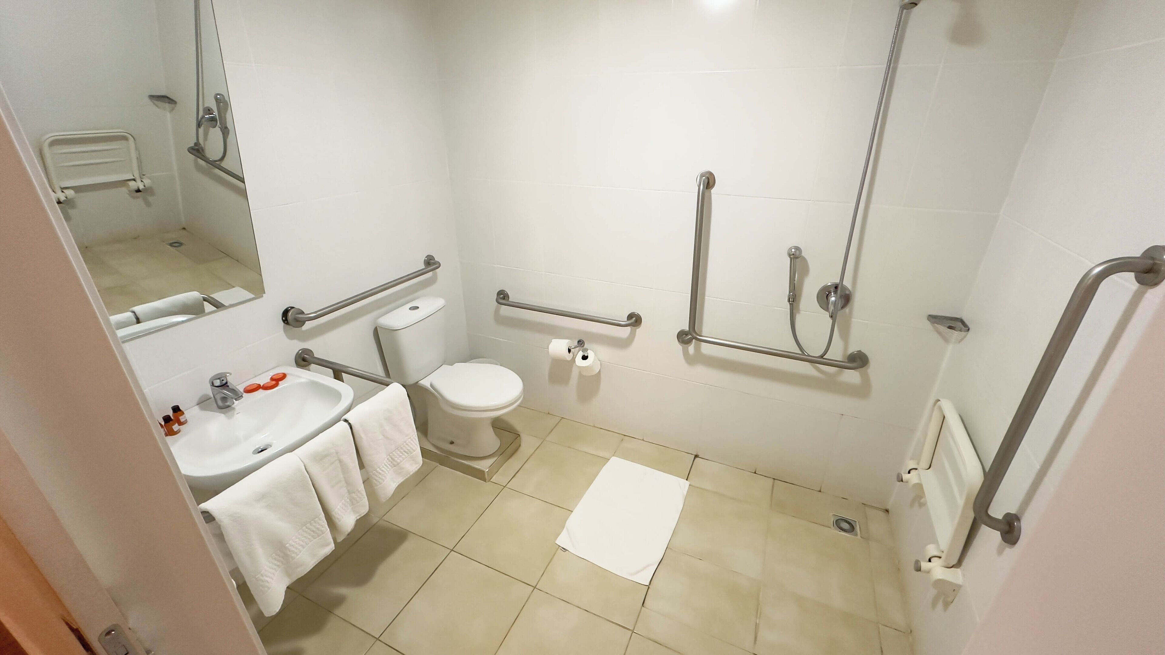 standard room, multiple beds (adaptado - pne) | accessible bathroom