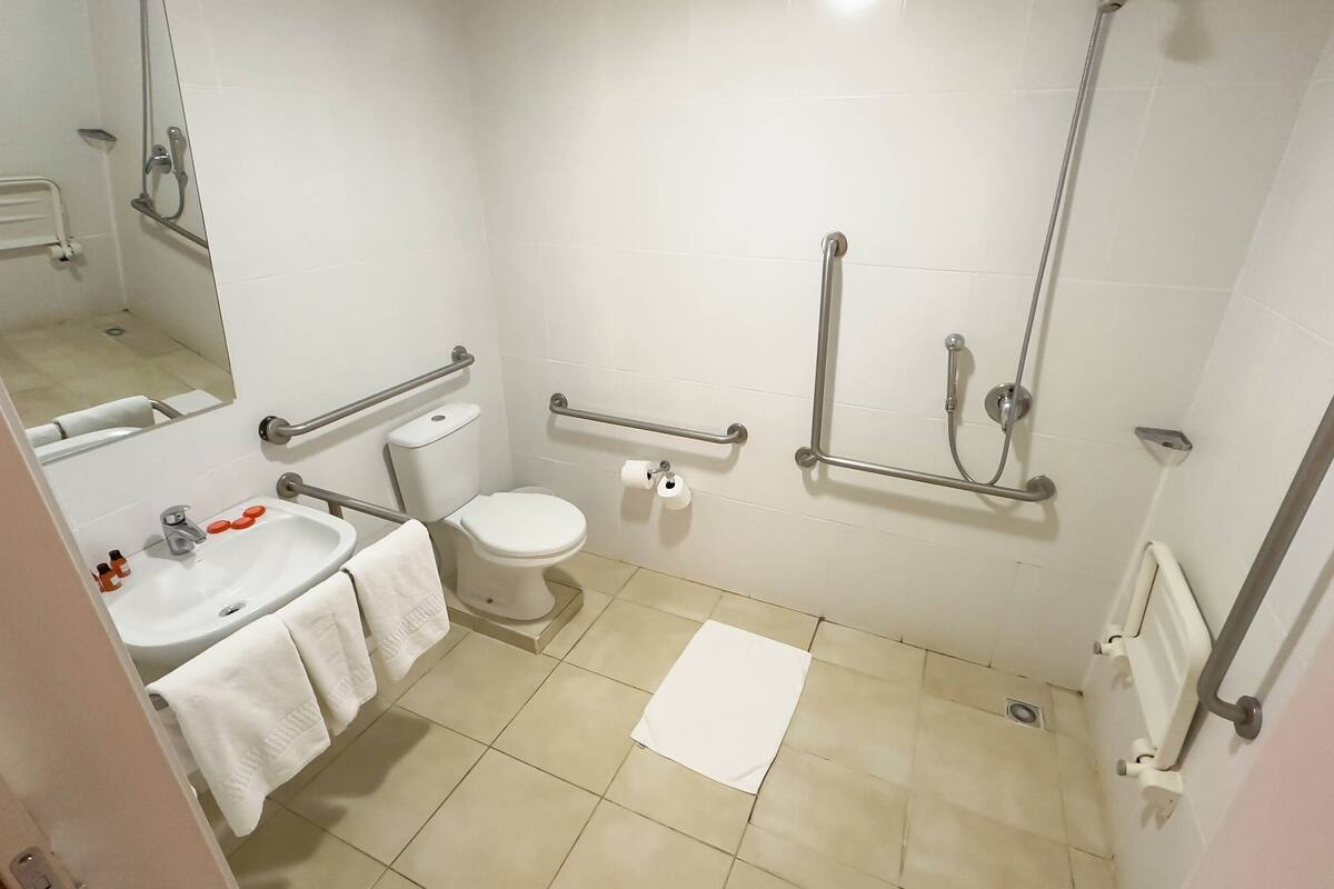 standard room, multiple beds (adaptado - pne) | accessible bathroom