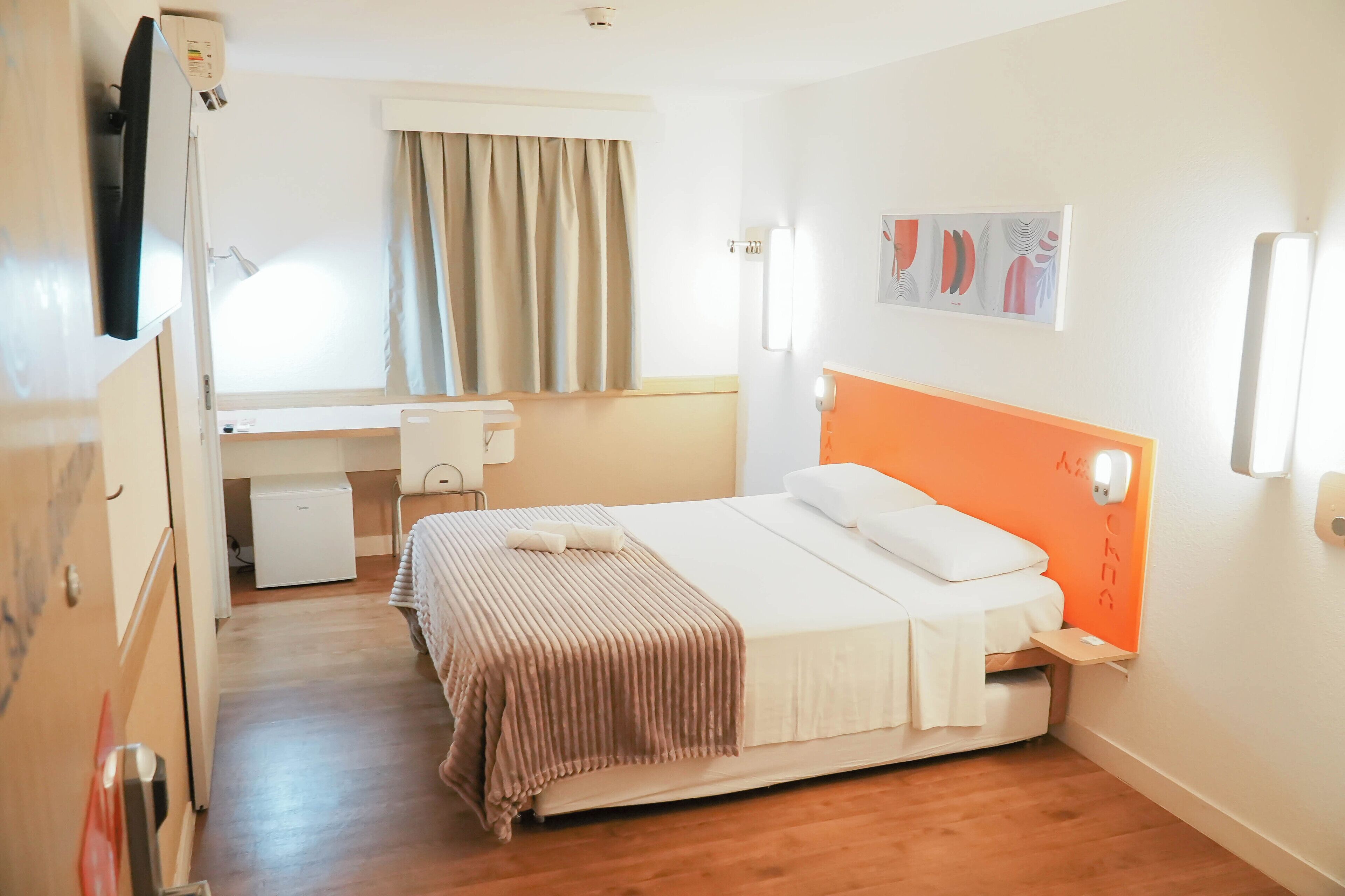 Quarto standard, várias camas (Adaptado - PNE) | Frigobar, escrivaninha, espaço de trabalho para notebook