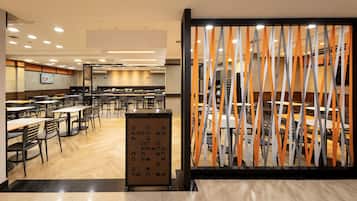Café da manhã com buffet todos os dias mediante uma taxa