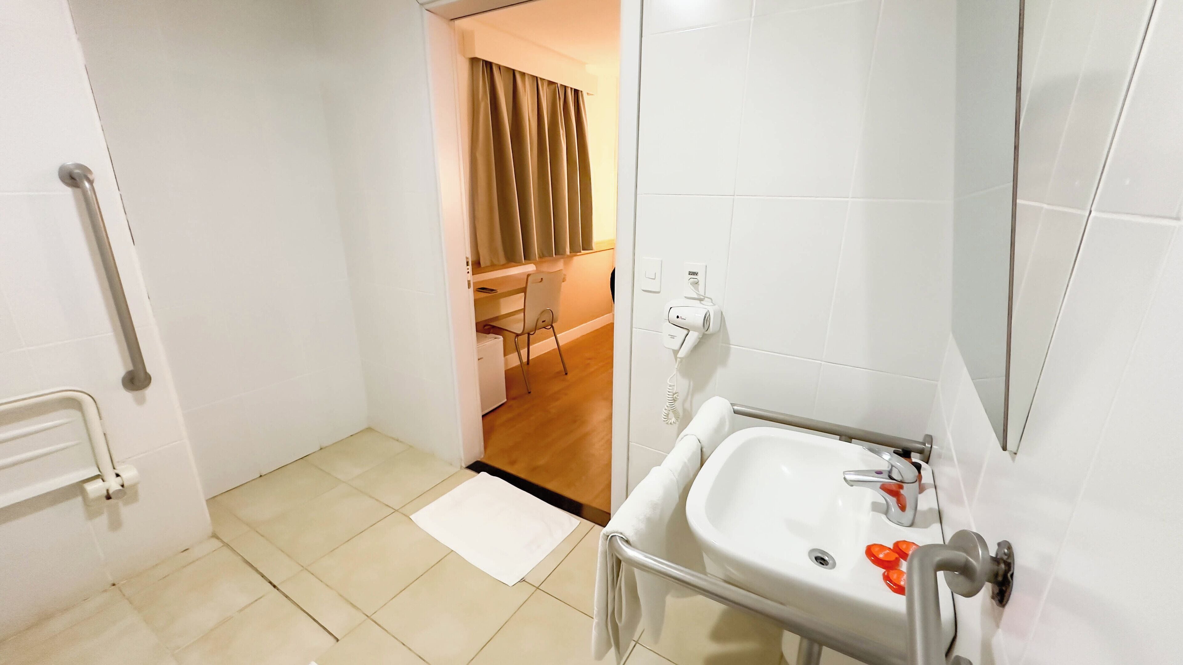 standard room, multiple beds (adaptado - pne) | accessible bathroom