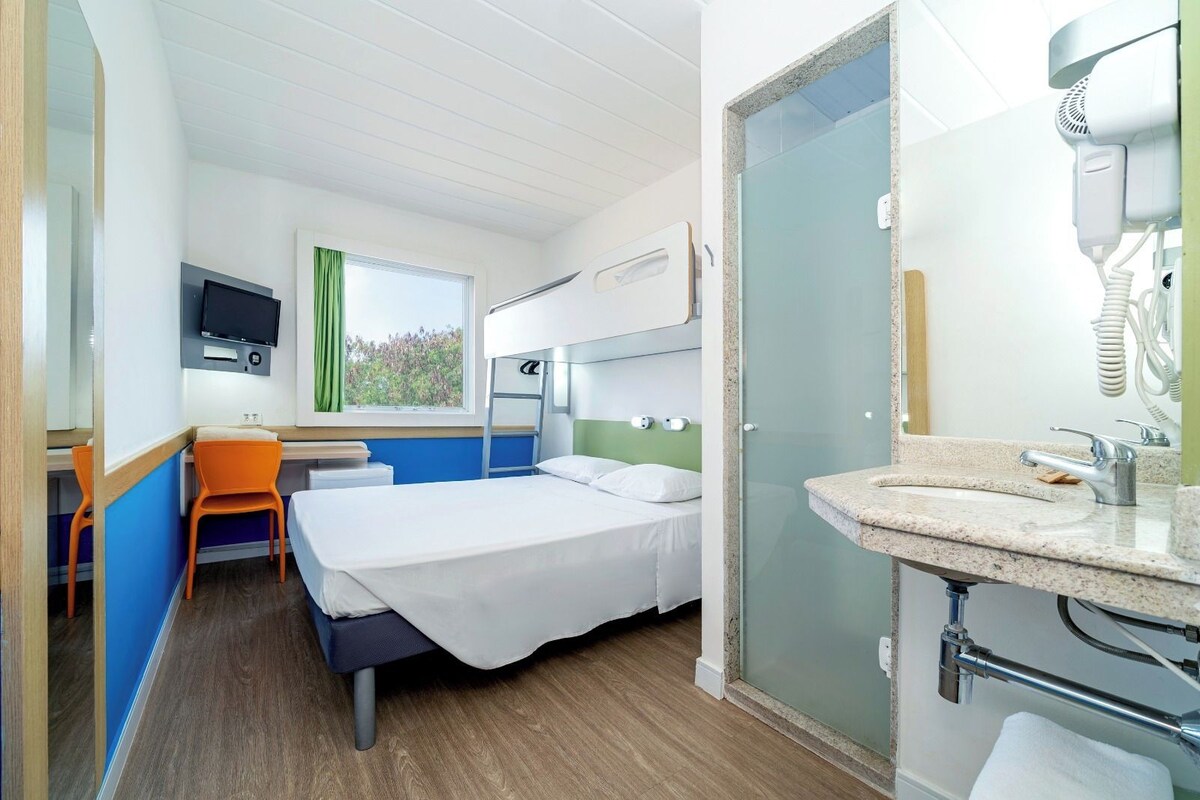 Apartment, 3 Twin Beds | Desk, cribs (free), WiFi (free), bed sheets