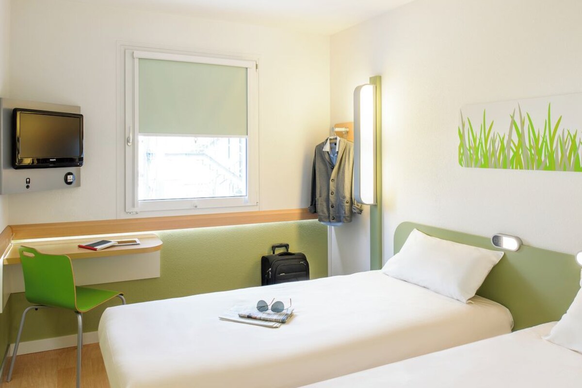 Desk, cribs (free), WiFi (free), bed sheets