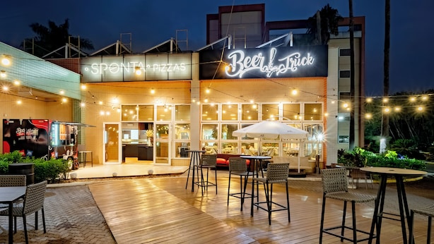 A restaurant named 'Beer Jack' with outdoor seating and a sign for 'Spontapizza'. - ibis budget Piracicaba (Piracicaba)