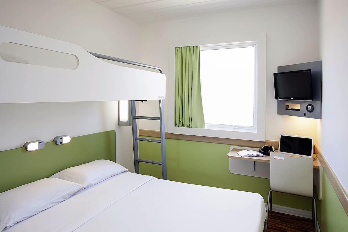 Escrivaninha, Wi-Fi de cortesia, roupa de cama