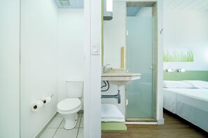 Shower, eco-friendly toiletries, towels - ibis budget Piracicaba (Piracicaba)