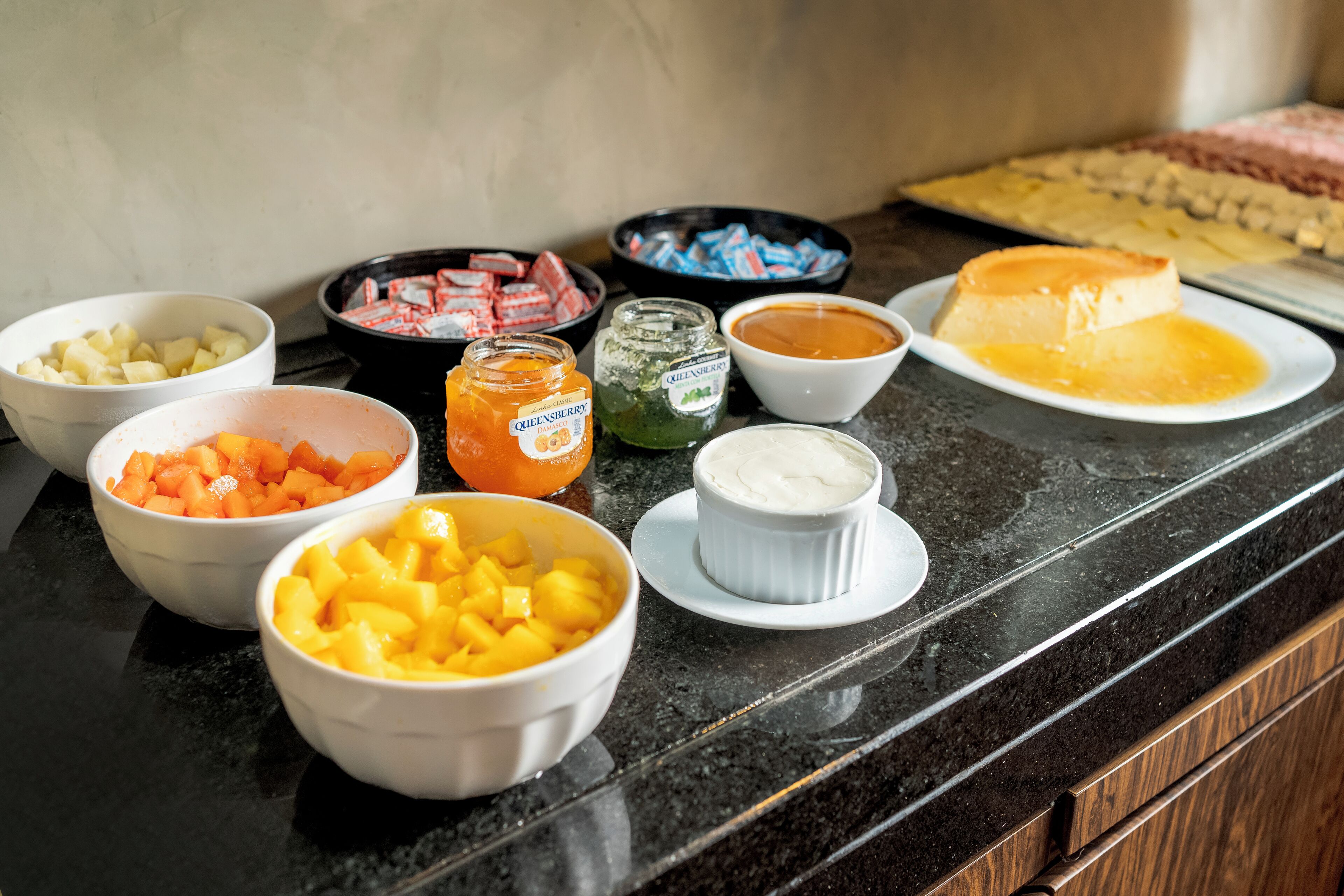 Uma bancada de cozinha com diversos alimentos e temperos.