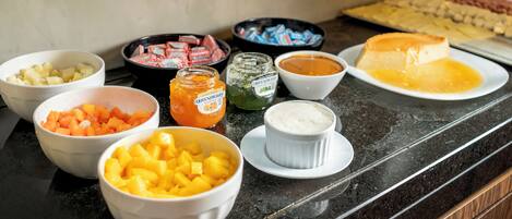 Uma bancada de cozinha com diversos alimentos e temperos.