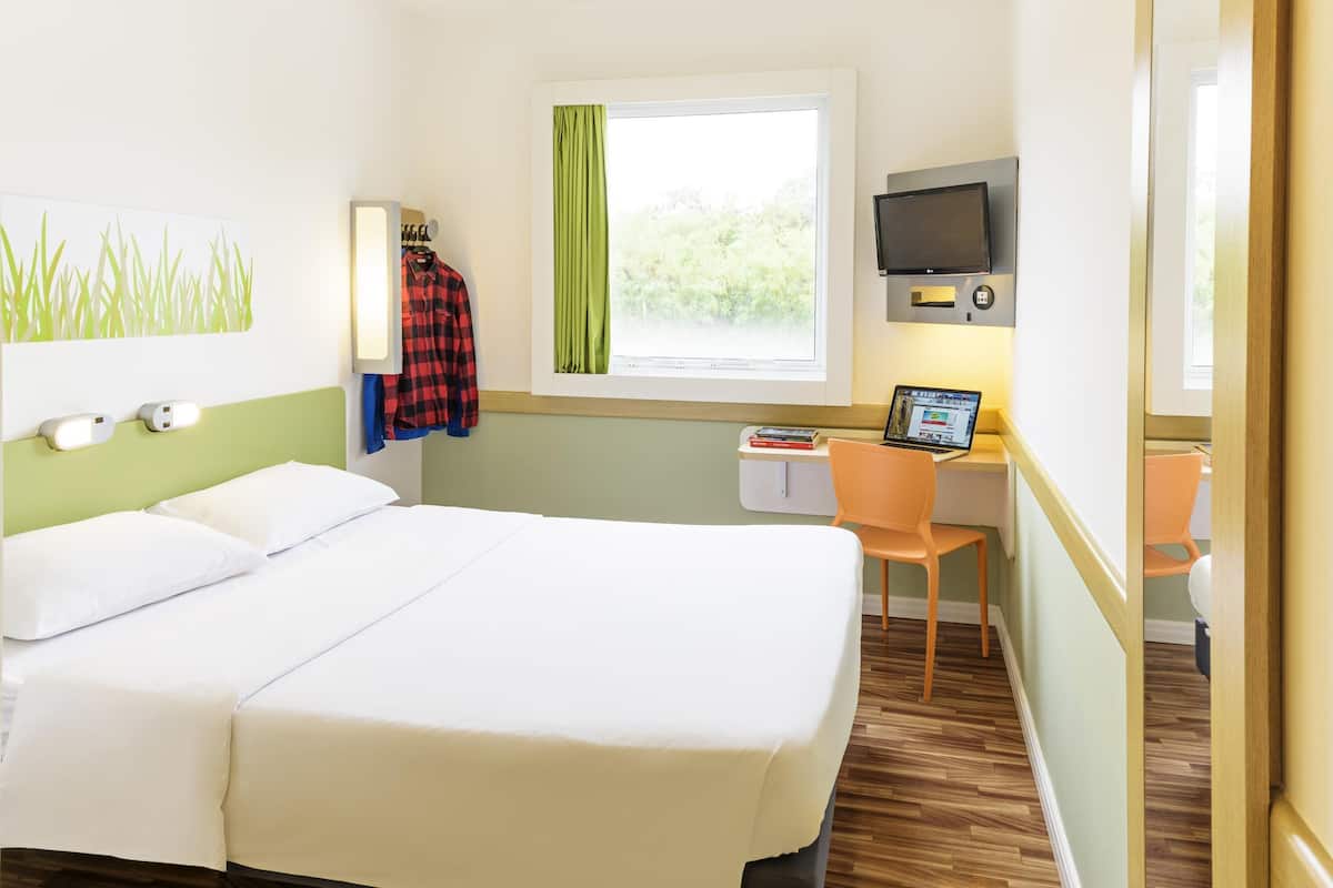 Desk, free WiFi, bed sheets