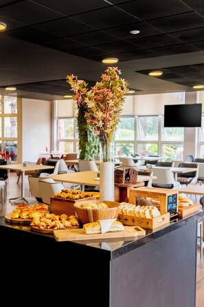 Daily buffet breakfast (BRL 47 per person) - ibis budget Piracicaba (Piracicaba)