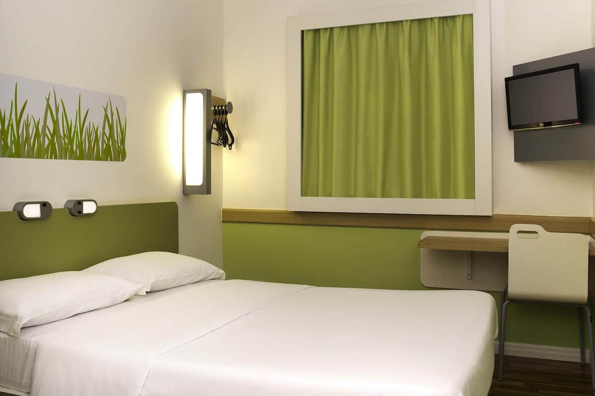 Desk, free cribs/infant beds, free WiFi, bed sheets