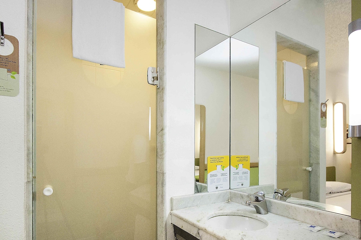 Skrivebord, wi-fi (inkludert) og sengetøy