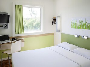 Desk, free WiFi, bed sheets - ibis budget Piracicaba (Piracicaba)