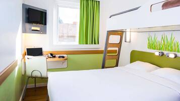 Escritorio, wifi gratis y ropa de cama