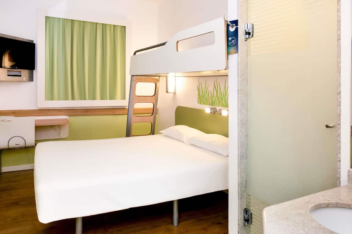 Departamento, 1 cama matrimonial | Escritorio, wifi gratis y ropa de cama