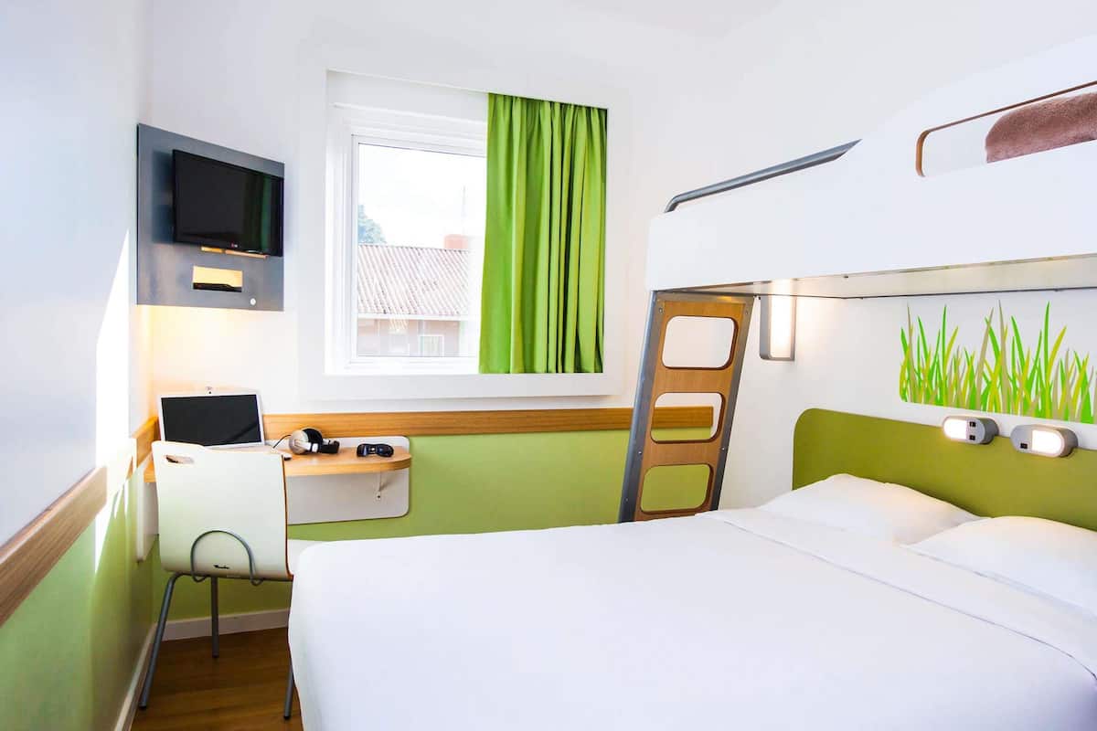 Departamento, 1 cama matrimonial | Escritorio, wifi gratis y ropa de cama