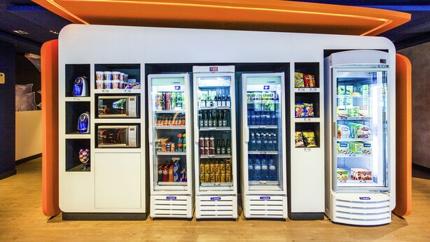Eine Reihe von Automaten mit verschiedenen Getränken und Snacks.