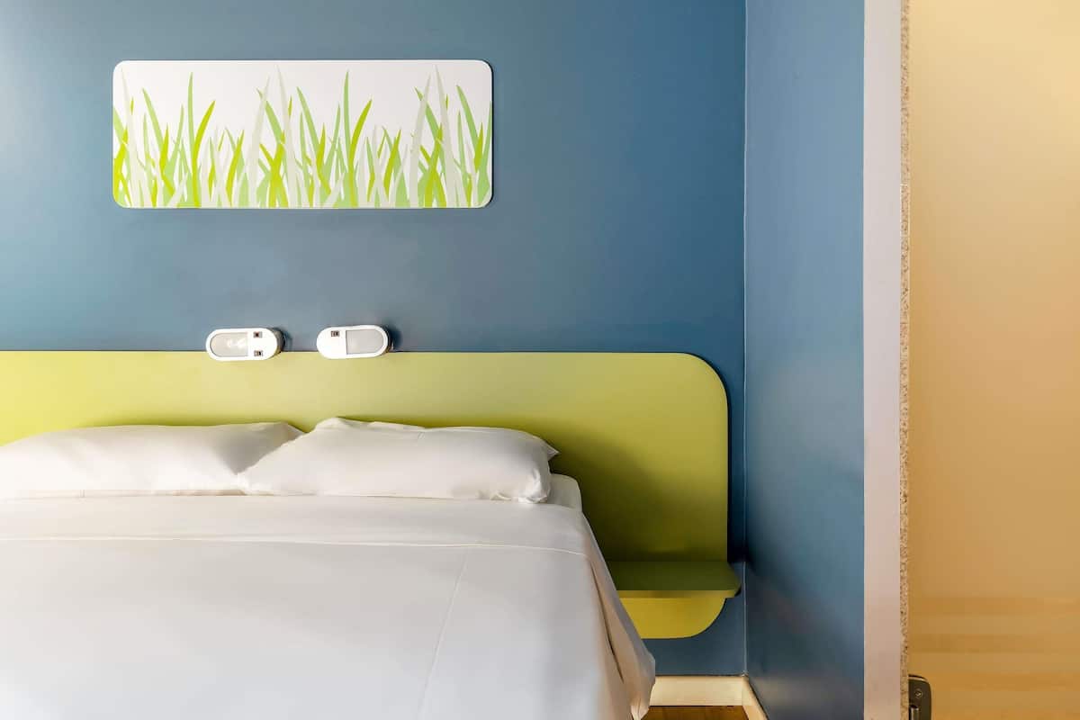 책상, 노트북 작업 공간, 암막 커튼, 방음 설비