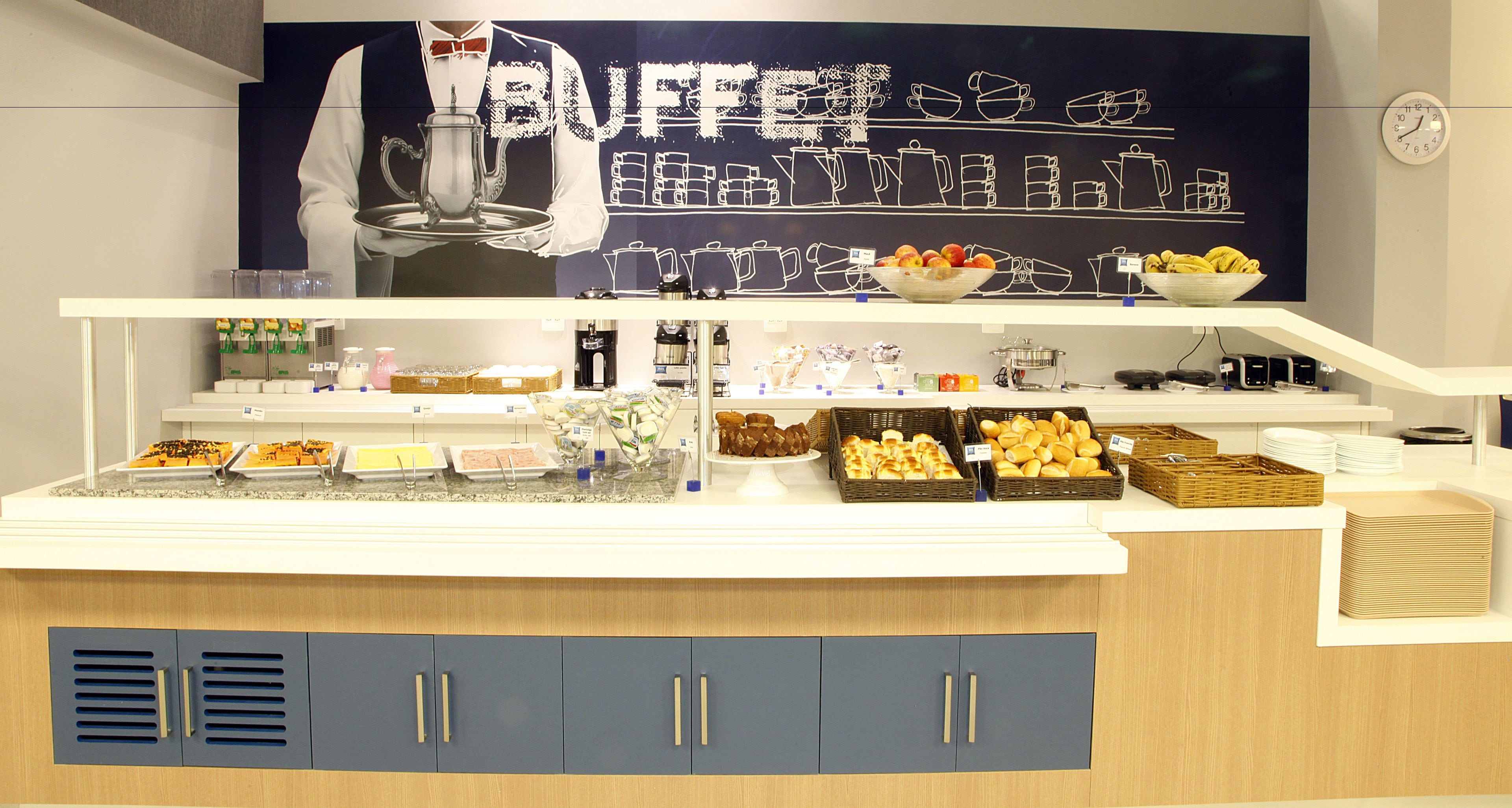 Um balcão de buffet com diversos alimentos e utensílios de cozinha.