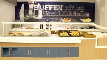 Um balcão de buffet com diversos alimentos e utensílios de cozinha.