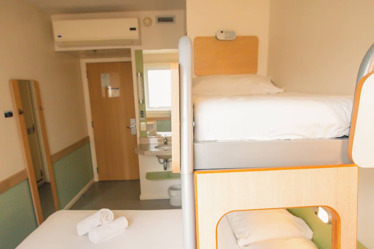 Apartamento, 1 cama de casal | Escrivaninha, espaço de trabalho para notebook, cortinas blackout