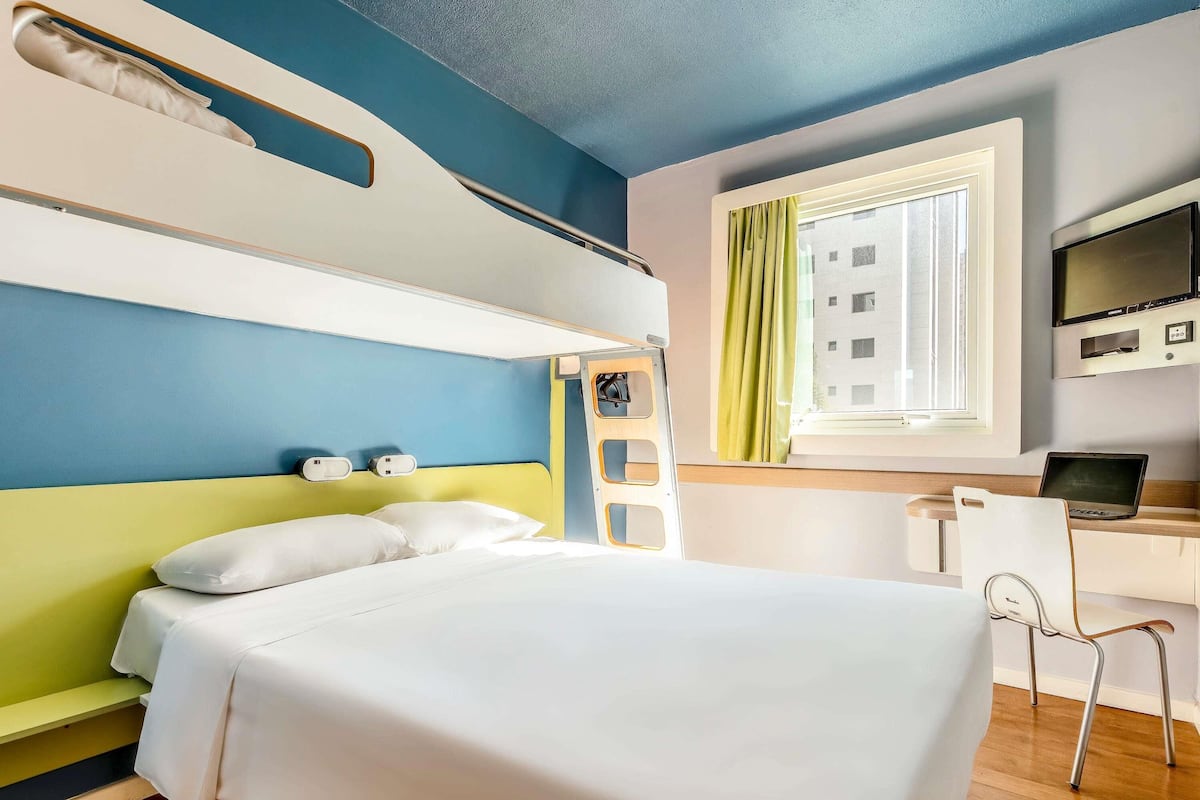 아파트, 더블침대 1개 | 책상, 노트북 작업 공간, 암막 커튼, 방음 설비