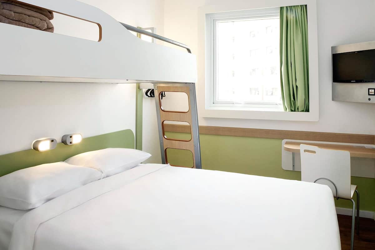 Appartamento, 1 letto matrimoniale | Una scrivania, postazione laptop, tende oscuranti, insonorizzazione